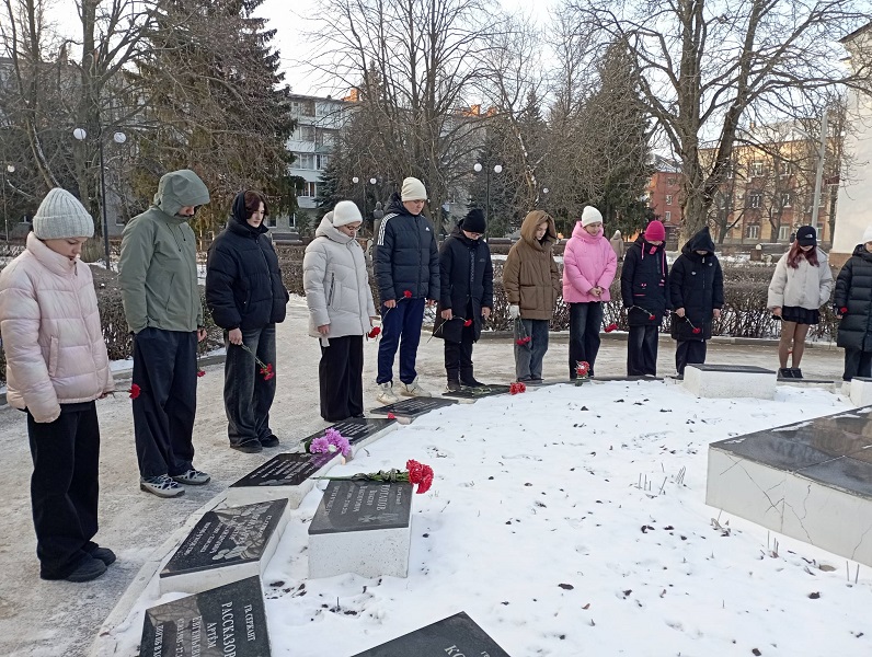 Возложение цветов - это наша память.